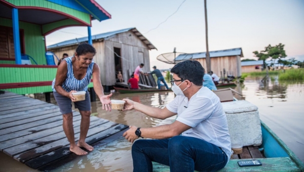 Jenilson visita e presta apoio às famílias de áreas alagadas em Tarauacá